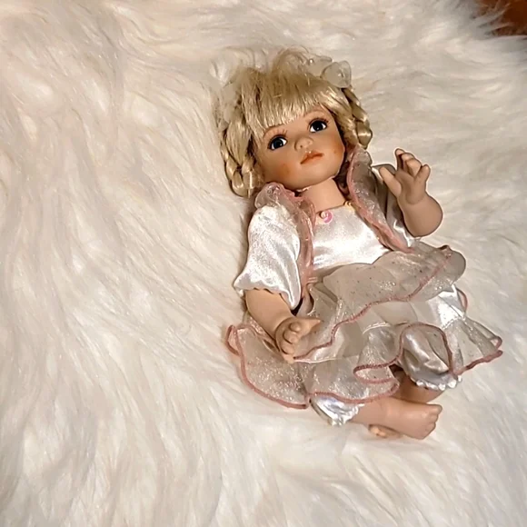 Geppeddo little ladies collection porcelain doll‎ 8" doll. - Picture 7 of 8